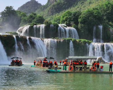 Thác Bản Giốc đổ nước đẹp trong kỳ nghỉ lễ