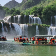 Thác Bản Giốc đổ nước đẹp trong kỳ nghỉ lễ