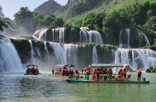 Thác Bản Giốc đổ nước đẹp trong kỳ nghỉ lễ